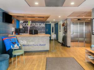 a waiting area in a hospital with a reception counter at ibis budget Meudon Paris Ouest in Meudon