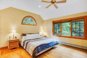 a bedroom with a bed and a ceiling fan at Glen Road Lodge in Peru