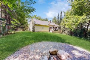 a yard with a house and a barn at Glen Road Lodge in Peru