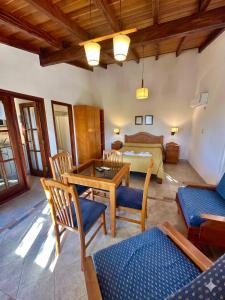 a living room with a bed and a table and chairs at Rio Apart Hotel in Federación +36 photos