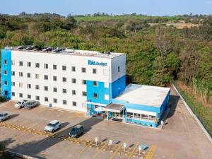 an aerial view of a hotel with cars parked in a parking lot at ibis budget Piracicaba in Piracicaba