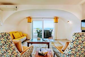 a living room with a couch and a table at Villa Waterside in Luz