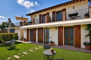 a house with a yard with a table and chairs at Agriturismo AgrileisureTime in Spoleto