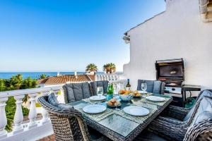 a table and chairs on a balcony with the ocean at Villa Waterside in Luz