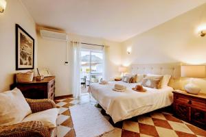 a bedroom with a large bed and a couch at Villa Waterside in Luz