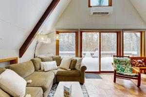Zona d'estar a Upper A-Frame Escape