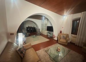 a living room with a couch and a glass table at Holiday al Poggettone in Monteroni dʼArbia