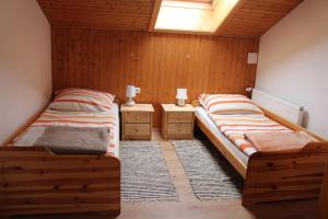 Gästehaus Hanser tesisinde bir odada yatak veya yataklar