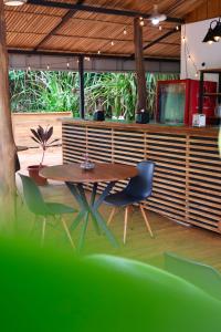 a table and chairs in a room with a green floor at Villa Republik in Parrita