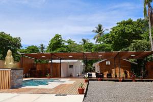 a patio with a swimming pool and a building at Villa Republik in Parrita