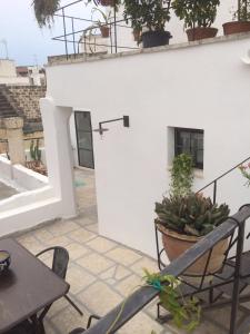 Un balcón o terraza en Tolomeo's House-Bed & Bike 17 fotos más