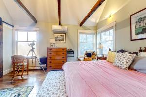 ein Schlafzimmer mit Bett, Kommode und Fenstern in der Unterkunft Back Nine Bluff in Manchester
