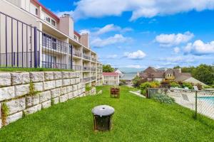 a building with a yard with a frisbee at Mountainside 75 in Warren
