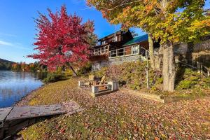 a house on the shore of a body of water at Serenity by the lake in Eden