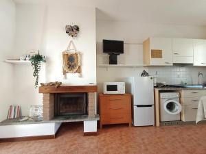 a kitchen with a stove and a refrigerator at Casa Oscar in Catabbio