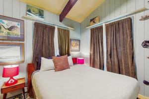 a bedroom with a white bed and a window at Art Rocks in Stowe