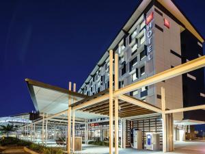 an external view of the hotel at night at Ibis Mackay in Mackay