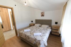 una camera da letto con un grande letto con due cuscini di Vila Magdalena a Trebinje Altre 57 foto