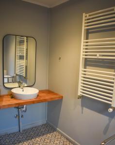 a bathroom with a sink and a mirror at Casa Curacautin Hostel in Curacautín +38 photos