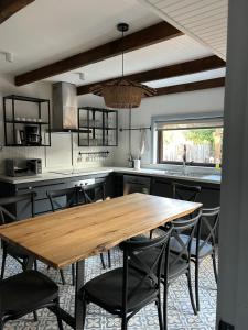 a kitchen with a wooden table and some chairs at Casa Curacautin Hostel in Curacautín