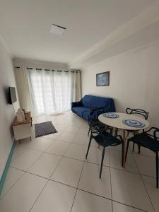 a living room with a table and a couch at Recanto dos Valles in Búzios