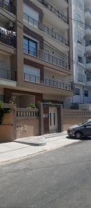 a car parked in front of a large building at Un Studio haut standing à Monastir in Monastir