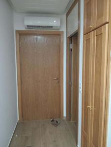 a room with a wooden door and a hallway at Un Studio haut standing à Monastir in Monastir