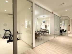 a room with glass walls and a dining room at Maritime Coliving Valencia in Valencia