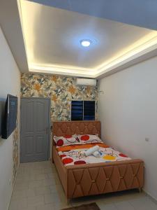 a small bedroom with a bed in a room at 1e Studio Moderne au cœur de Cocody 7e tranche- Tout inclus in Cocody