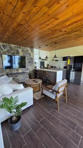 a living room with a couch and a table at Jardín de Janaab' in San Antonio Palopó