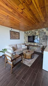 a living room with a couch and a table at Jardín de Janaab' in San Antonio Palopó
