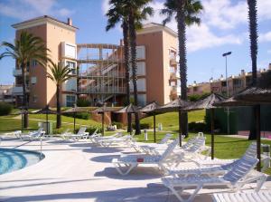 Bazén v ubytovaní atico en Las Americas Islantilla primera línea de playa alebo v jeho blízkosti