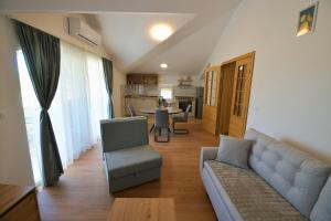 un soggiorno con un divano e un tavolo di Vila Magdalena a Trebinje