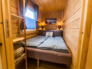 a small bed in a small room in a cabin at Haus am See Thermal Bad Saarow in Bad Saarow +20 photos