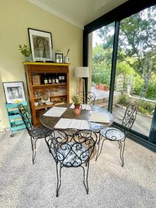 a dining room with a table and two chairs at L'évidence en Provence in Vachères