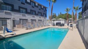 a swimming pool in front of a building at Spark by Hilton Tempe Phoenix Airport in Tempe