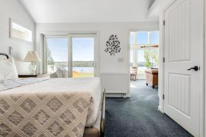 ein weißes Schlafzimmer mit einem Bett und einem Fenster in der Unterkunft Blues Views in Castleton