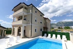una villa con piscina e una casa di Vila Magdalena a Trebinje