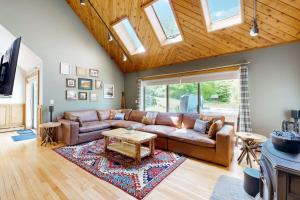 a living room with a couch and a table at Chalet Gibby in Killington