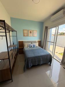a bedroom with a bed and a bunk bed gmaxwell gmaxwell gmaxwell gmaxwell at Piscina Aquecida Quartos com Ar cond 700m Praia in Peruíbe +24 photos