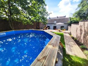 a swimming pool with a bench in a yard at L'atelier in Verviers