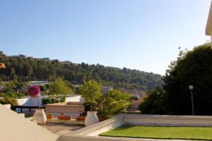 a view of a garden with white vases on a ledge at Noam Hamargalit in Kefar Weradim