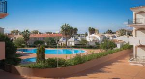 Bazén v ubytování Eden Vilage by Garvetur nebo v jeho okolí