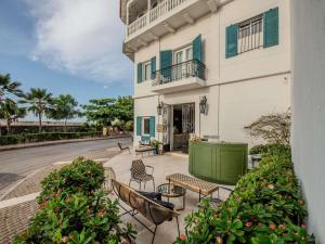a building with chairs and tables in front of a street at Hotel Boutique Bovedas de Santa Clara By Accor in Cartagena de Indias