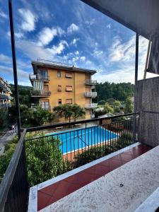Blick auf einen Swimmingpool vom Balkon eines Gebäudes in der Unterkunft 3WHome in Rapallo