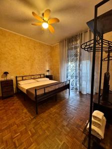 ein Schlafzimmer mit Bett und Deckenventilator in der Unterkunft 3WHome in Rapallo + 19 Fotos