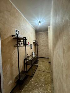 ein Flur mit Regalen in einem Raum mit einer Wand in der Unterkunft 3WHome in Rapallo