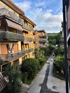eine leere Straße vor einem Gebäude in der Unterkunft 3WHome in Rapallo