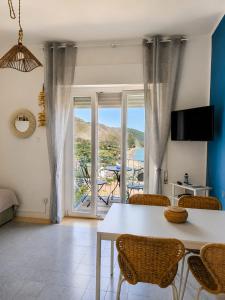 a living room with a white table and chairs at CasaAzul in Sperlonga