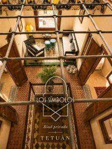 an overhead view of a living room with a floor at Riad los simbolos in Tétouan